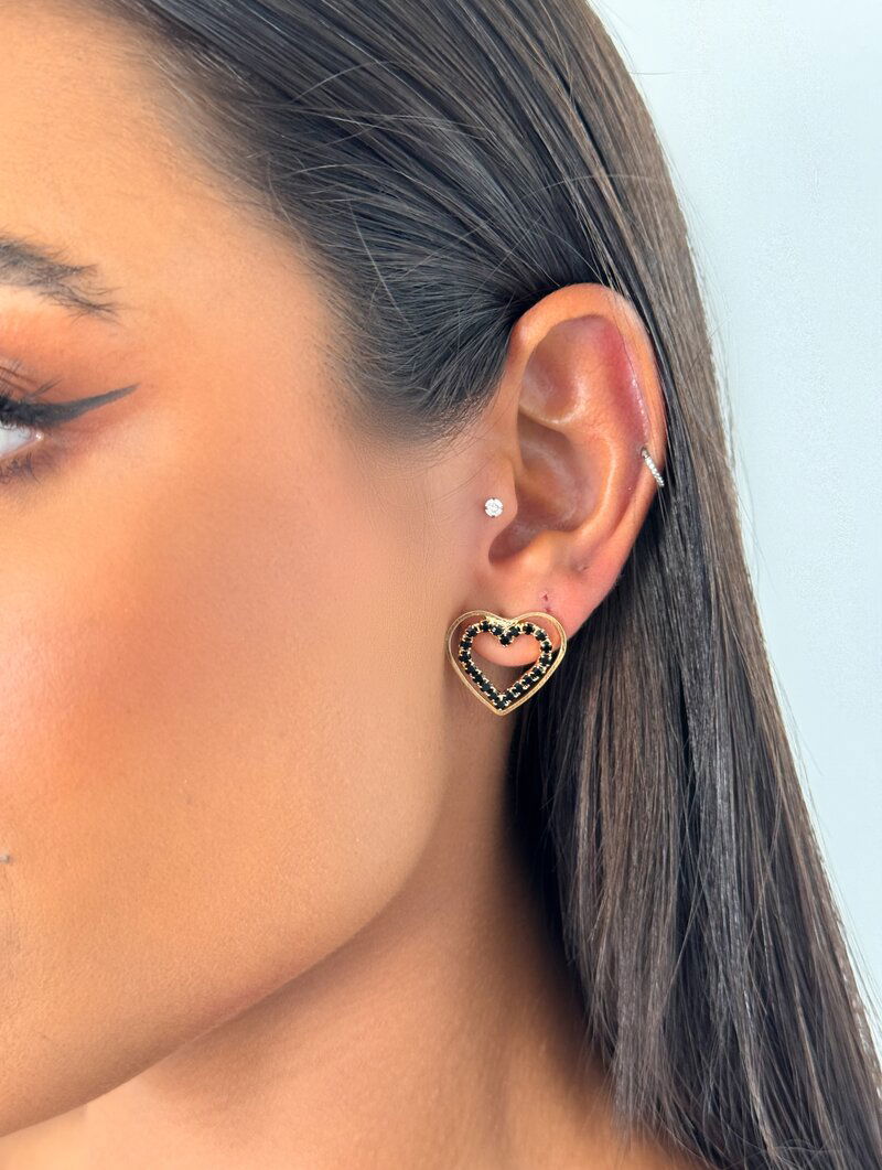 Brinco Folheado a Ouro 18k Minimalista Coração Duplo Cravejado