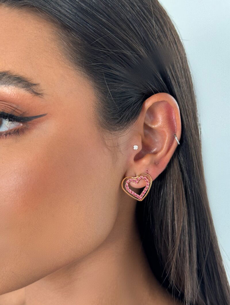 Brinco Folheado a Ouro 18k Minimalista Coração Duplo Cravejado