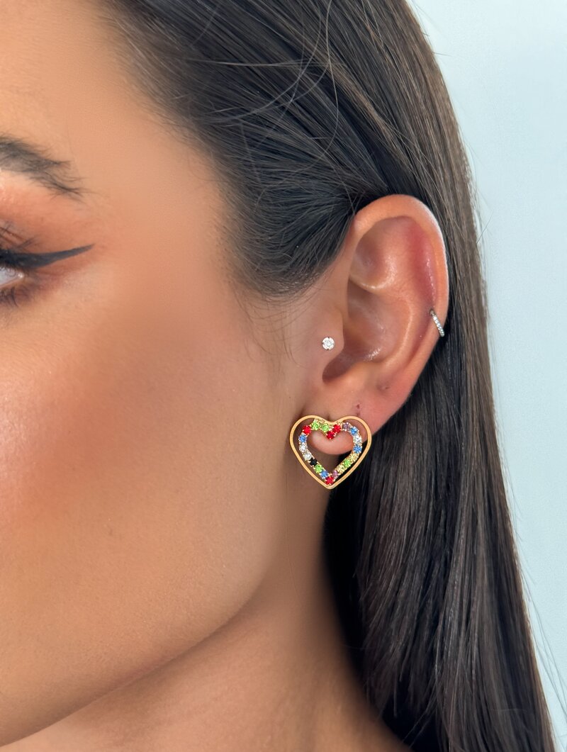 Brinco Folheado a Ouro 18k Minimalista Coração Duplo Cravejado