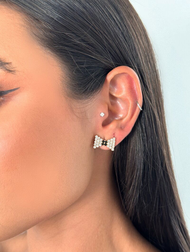 Brinco Folheado a Ouro 18k Minimalista Laço Cravejado