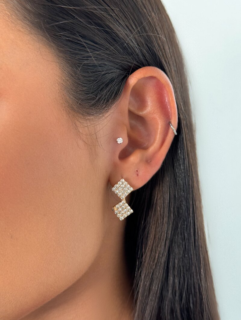 Brinco Folheado a Ouro 18k Minimalista Ponteira Hexagonal Cravejado