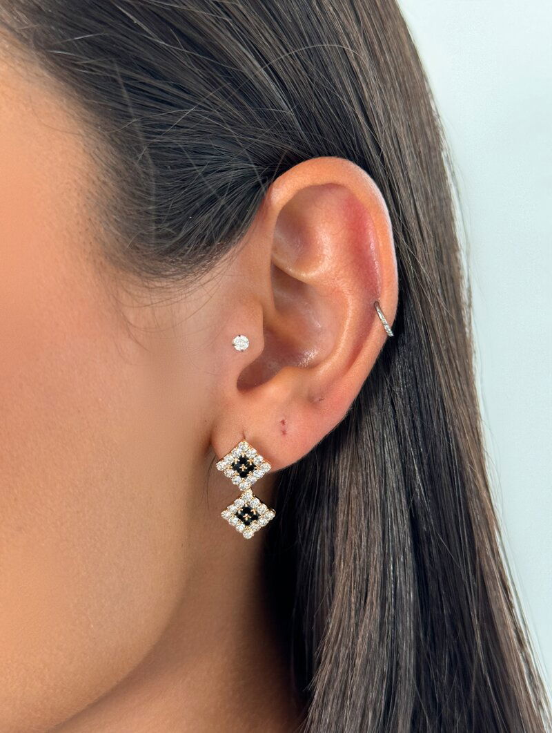 Brinco Folheado a Ouro 18k Minimalista Ponteira Hexagonal Cravejado