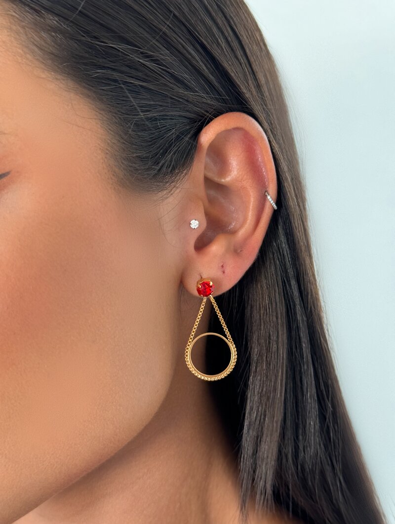 Brinco Folheado a Ouro 18k Minimalista Formato Gota Vazada