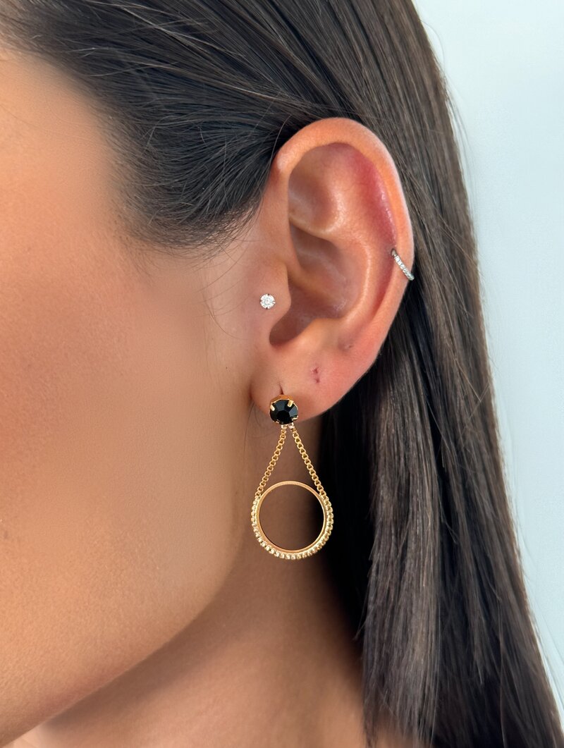 Brinco Folheado a Ouro 18k Minimalista Formato Gota Vazada