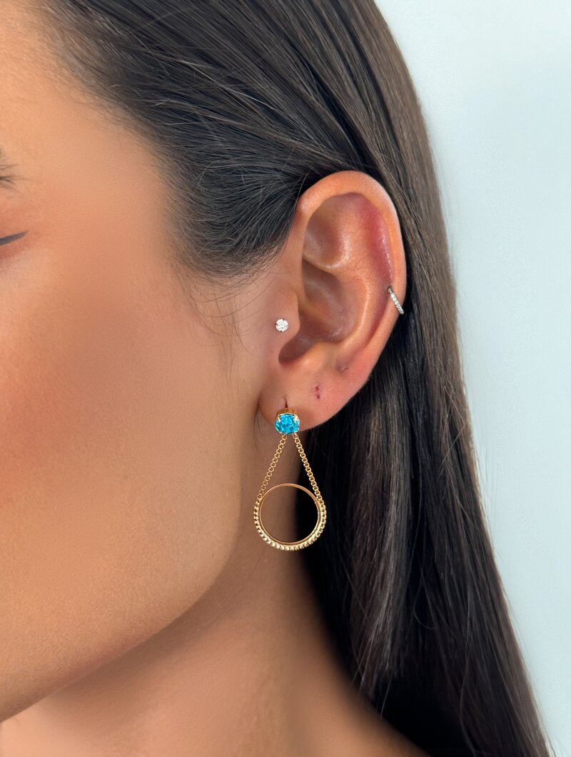 Brinco Folheado a Ouro 18k Minimalista Formato Gota Vazada