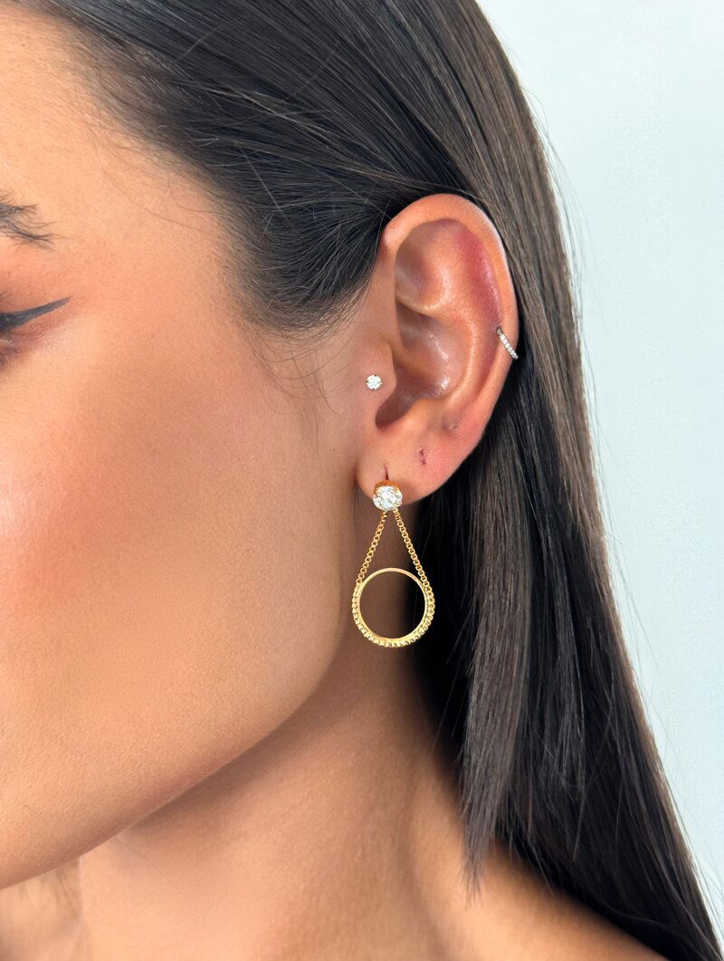 Brinco Folheado a Ouro 18k Minimalista Formato Gota Vazada