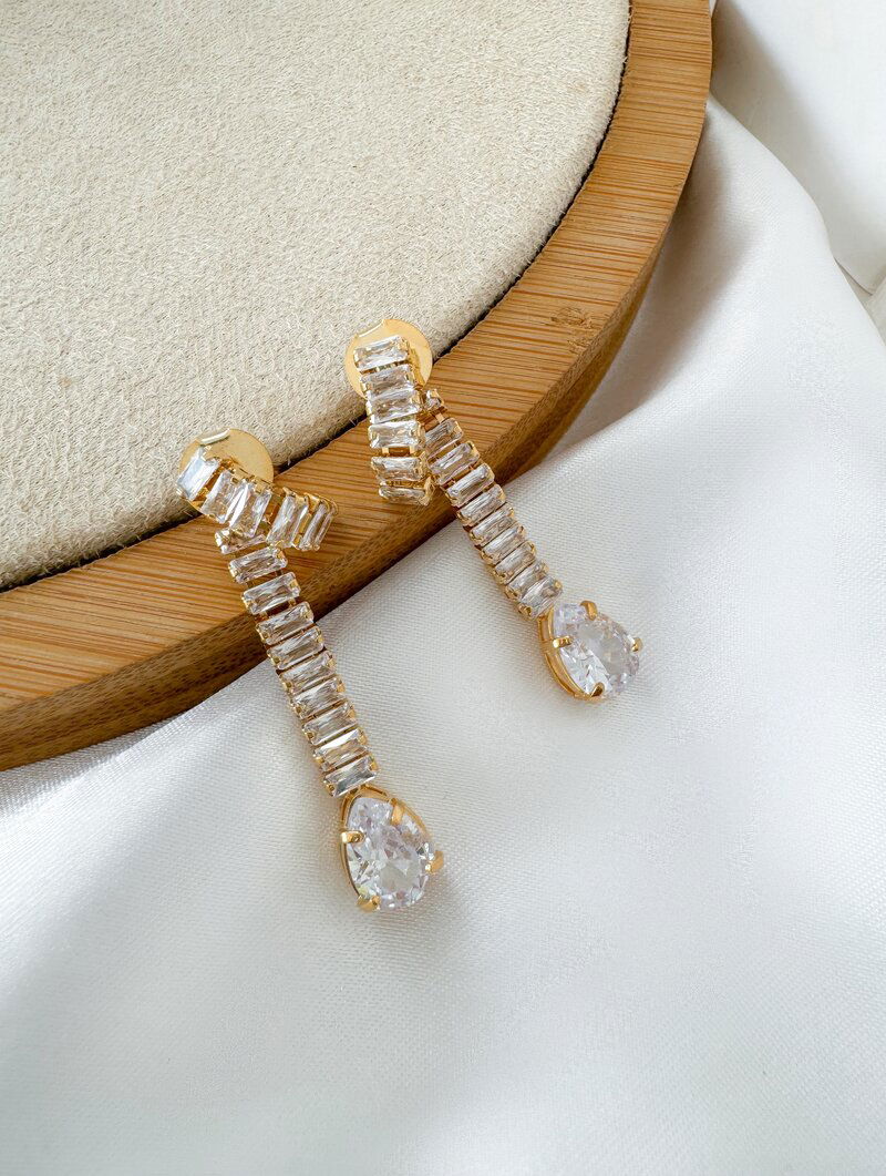 Brinco Folheado a Ouro 18k Navetes com Gota de Zircônia