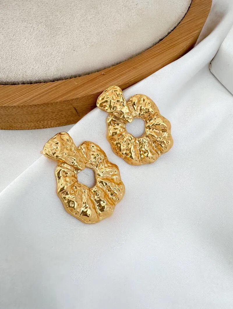 Brinco Folheado a Ouro 18k Oval Martelado com Ponteira