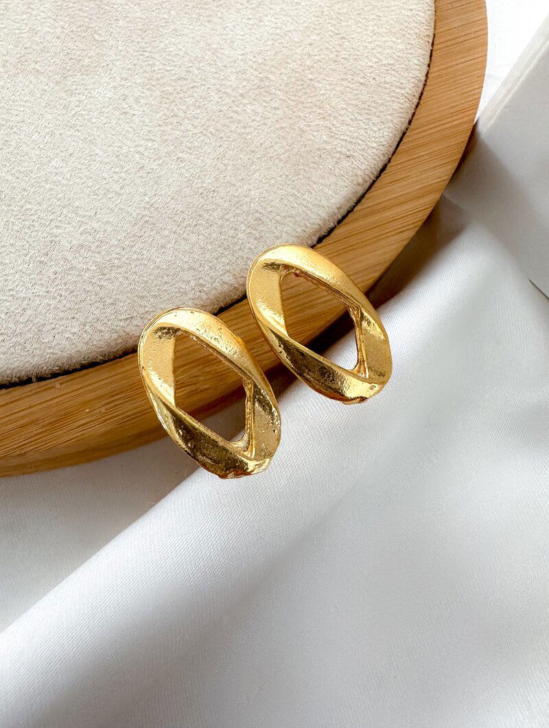 Brinco Folheado a Ouro 18k Oval Vazado