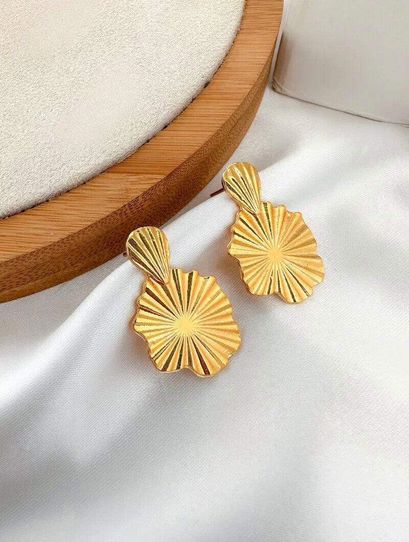 Brinco Folheado a Ouro 18k Ponteira com Design Martelado