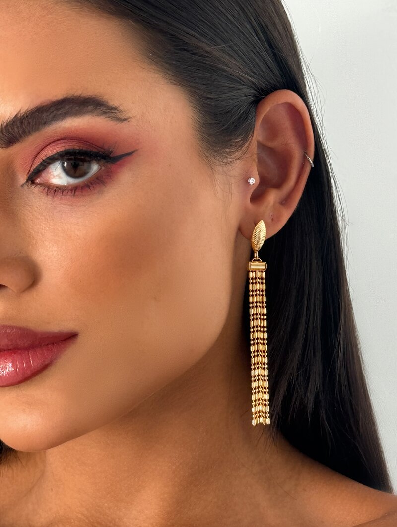 Brinco Folheado a Ouro 18k Ponteira com Franja Fios