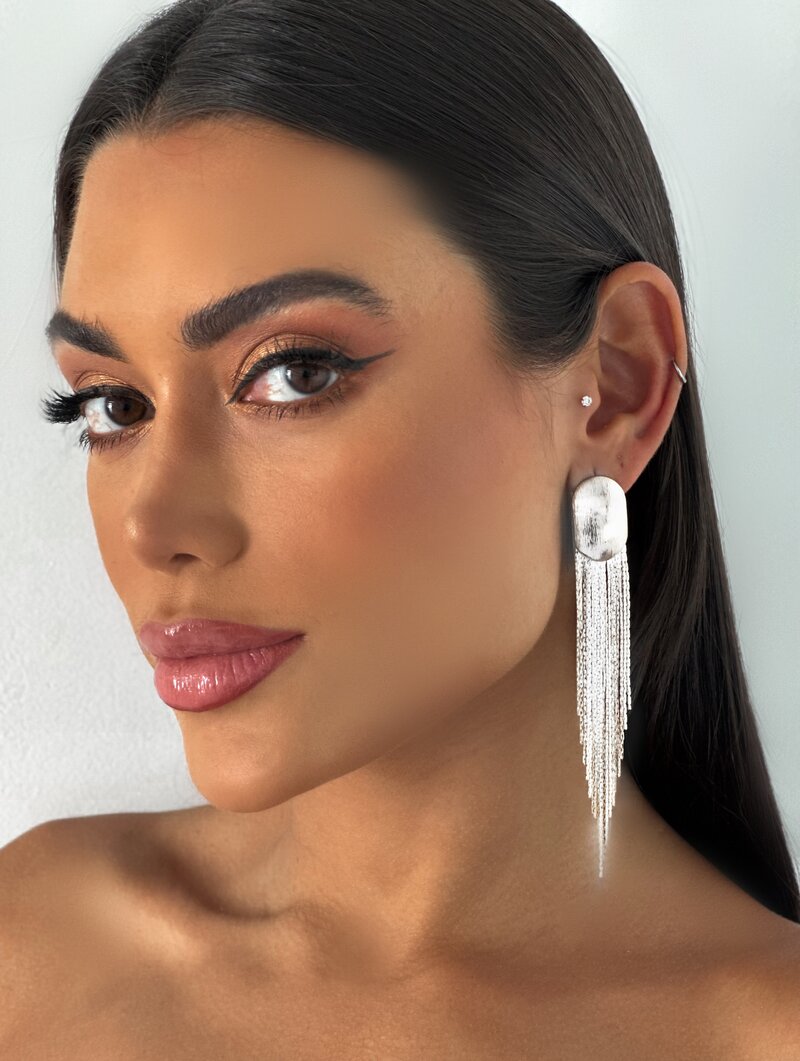 Brinco Folheado a Ouro 18K Ponteira Escovada com Franja.