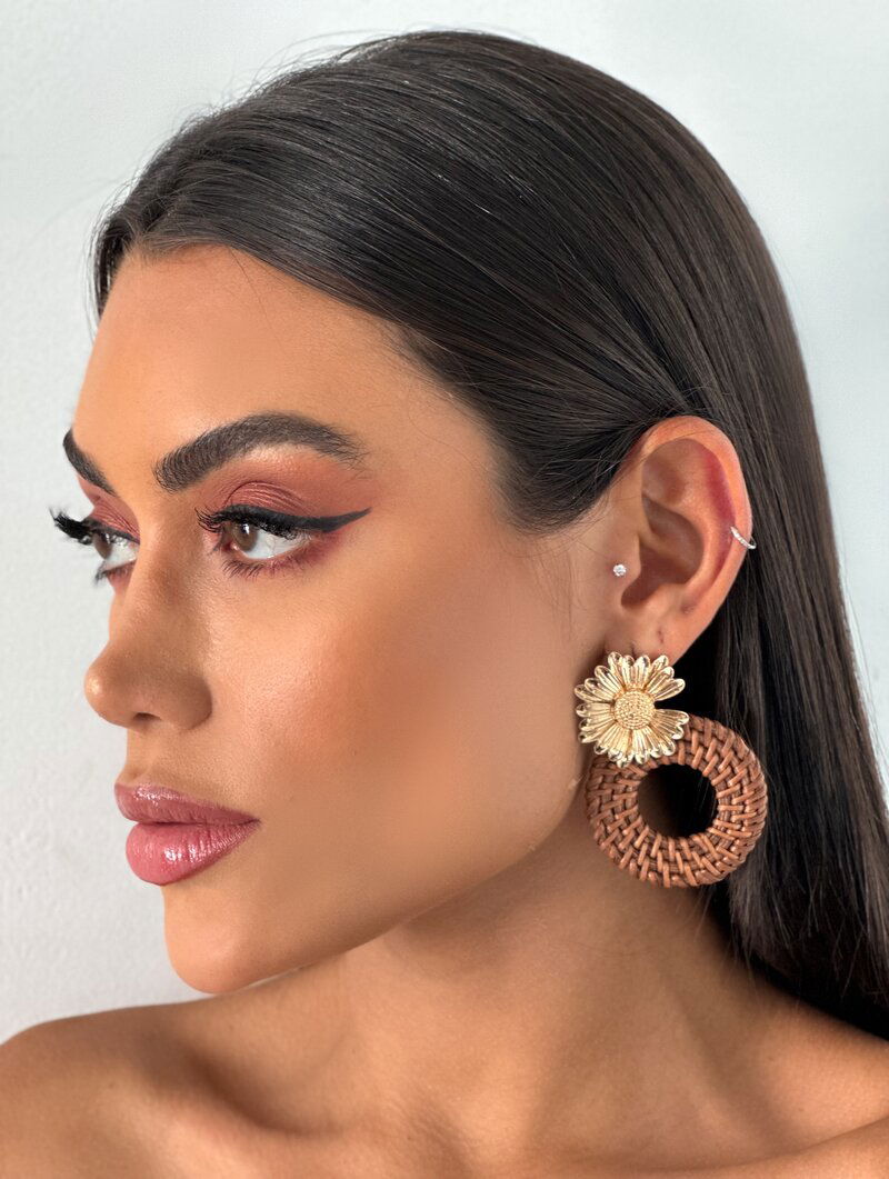 Brinco Folheado a Ouro 18k Ponteira Flor com Argola de Palha