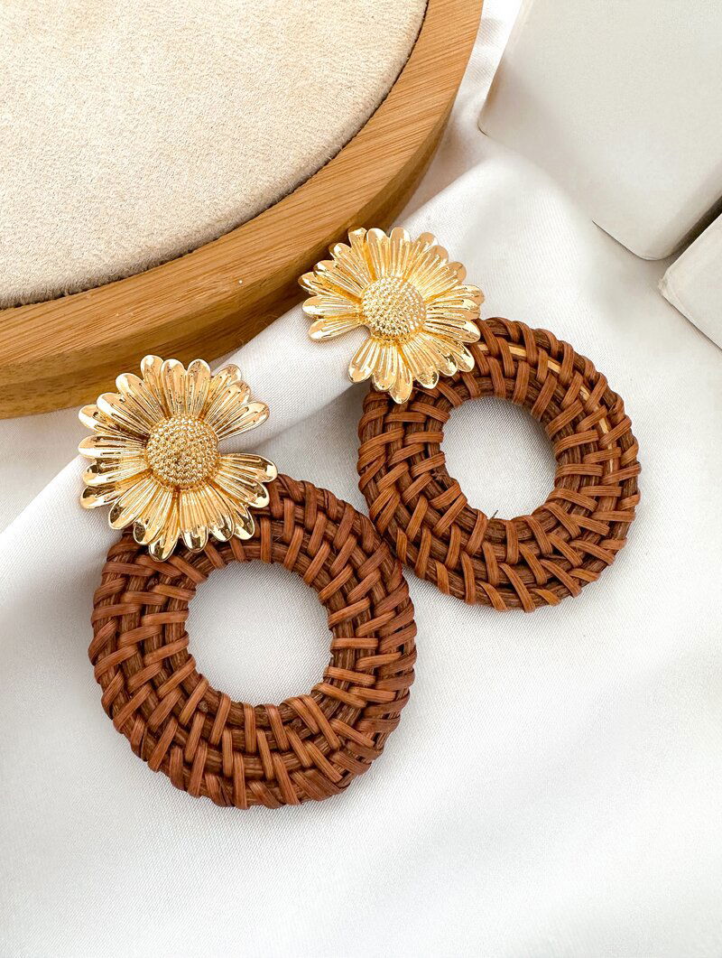 Brinco Folheado a Ouro 18k Ponteira Flor com Argola de Palha