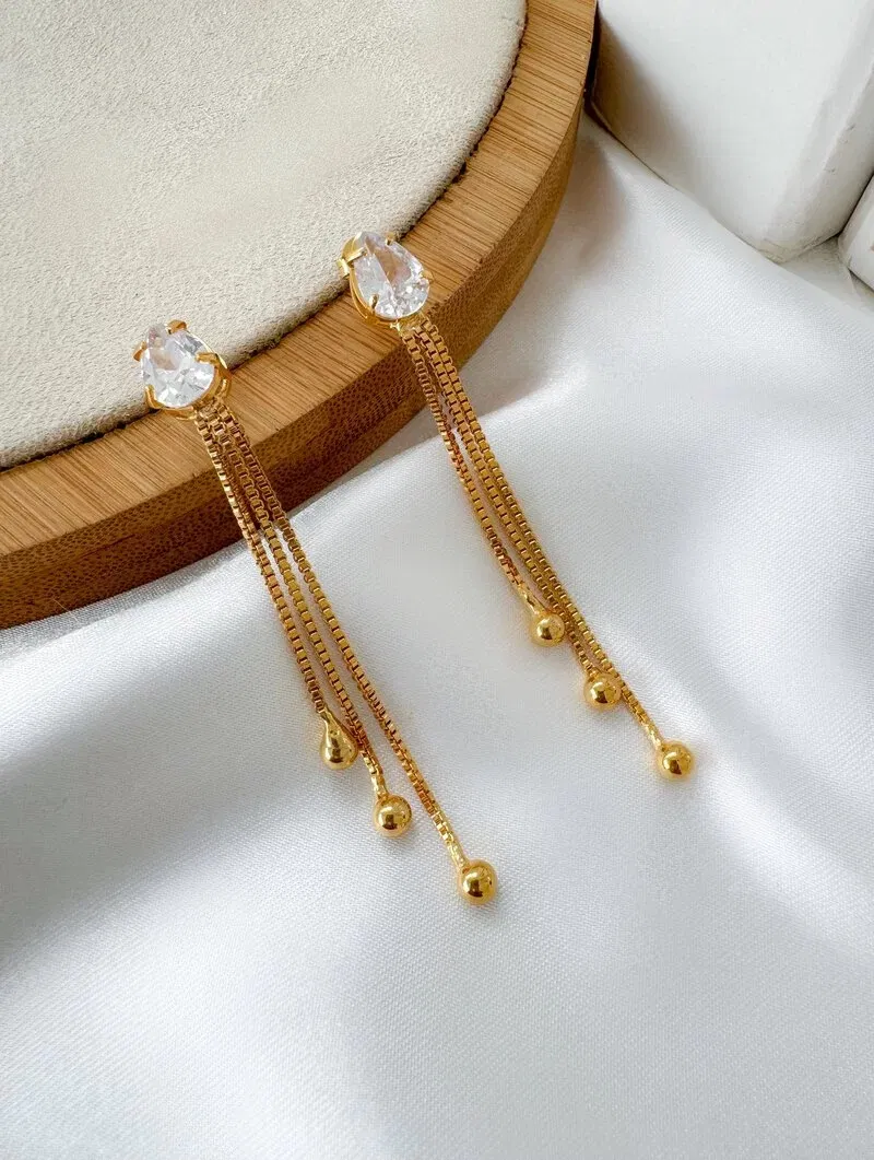 Brinco Folheado a Ouro 18k Ponteira Gota de Zircônia com Fios Longos