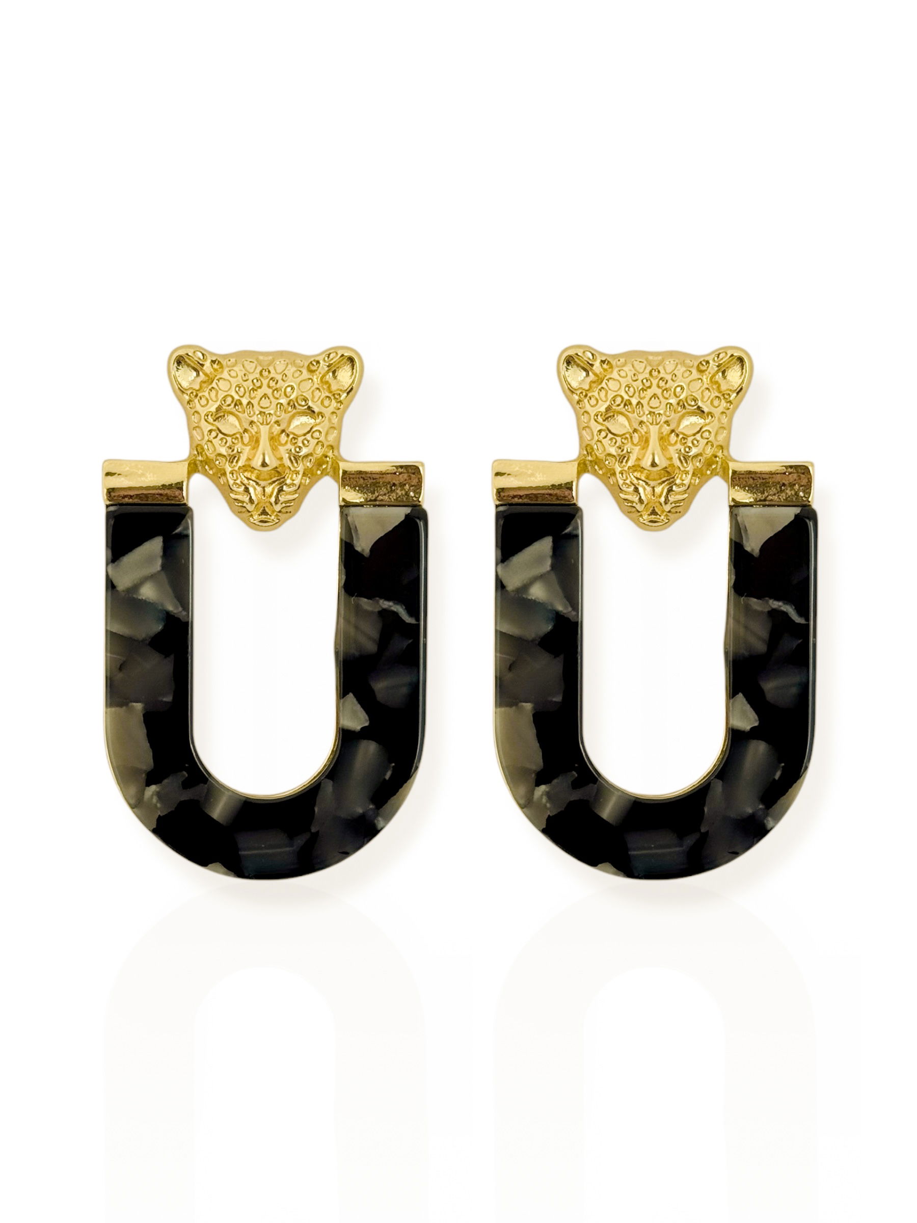 Brinco Folheado a Ouro 18k Ponteira Inspiração Grandes Marcas Com Resina