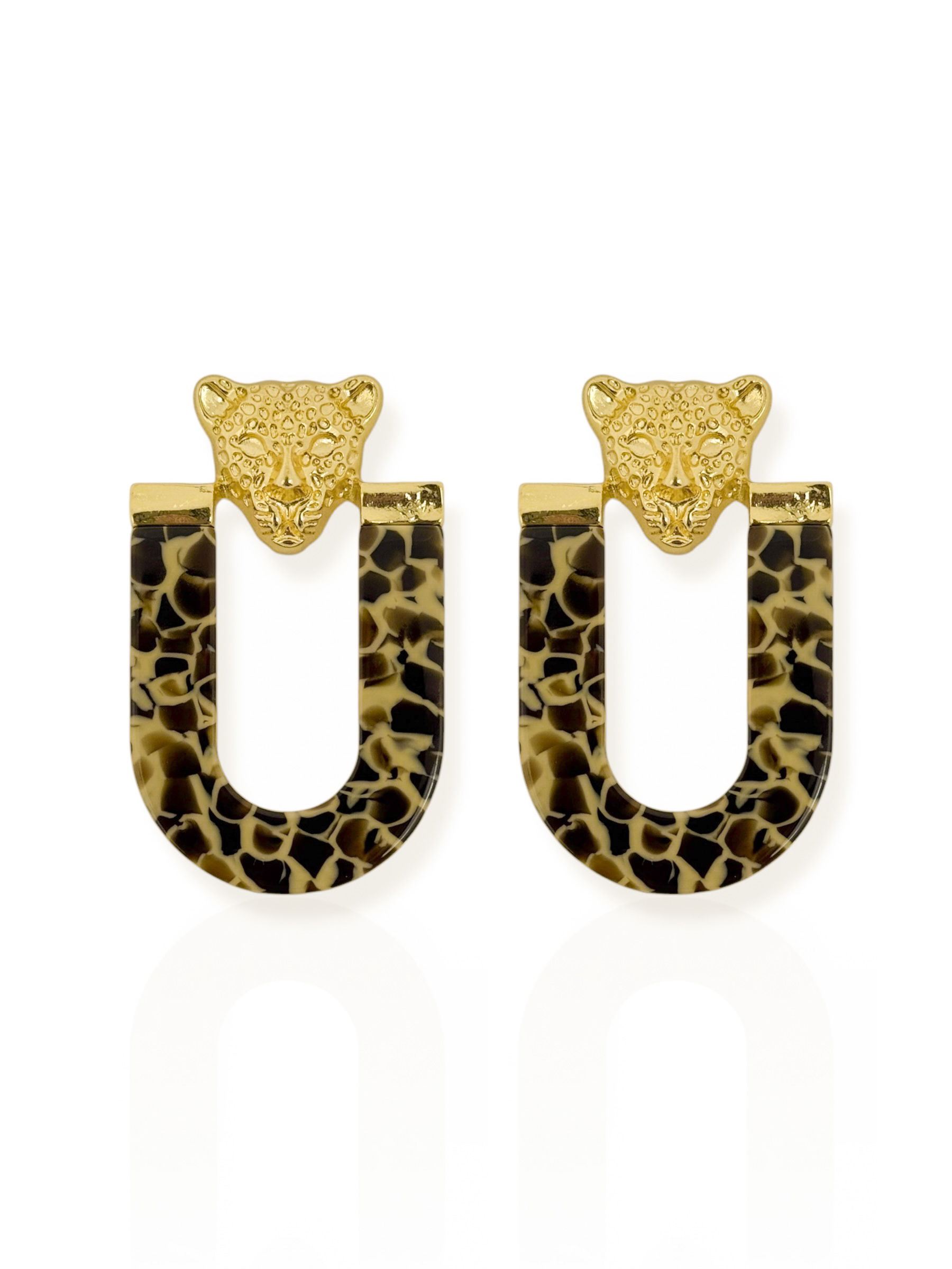 Brinco Folheado a Ouro 18k Ponteira Inspiração Grandes Marcas Com Resina