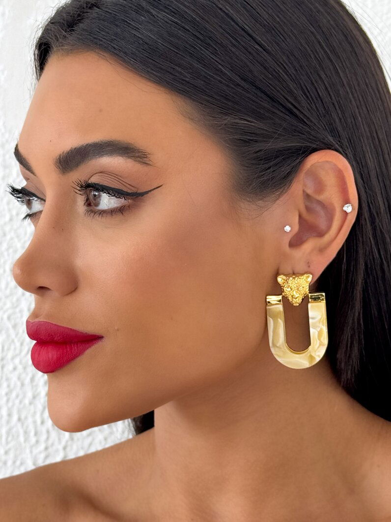 Brinco Folheado a Ouro 18k Ponteira Inspiração Grandes Marcas Com Resina