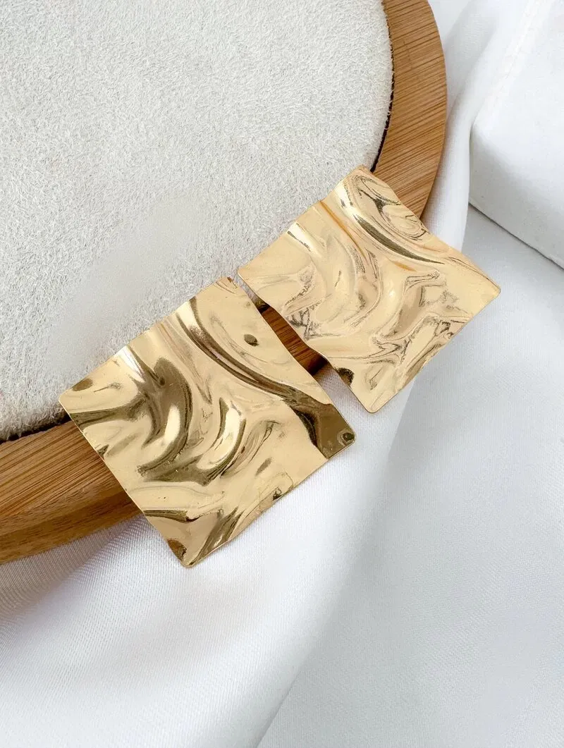 Brinco Folheado a Ouro 18k Quadrado Martelado Liso