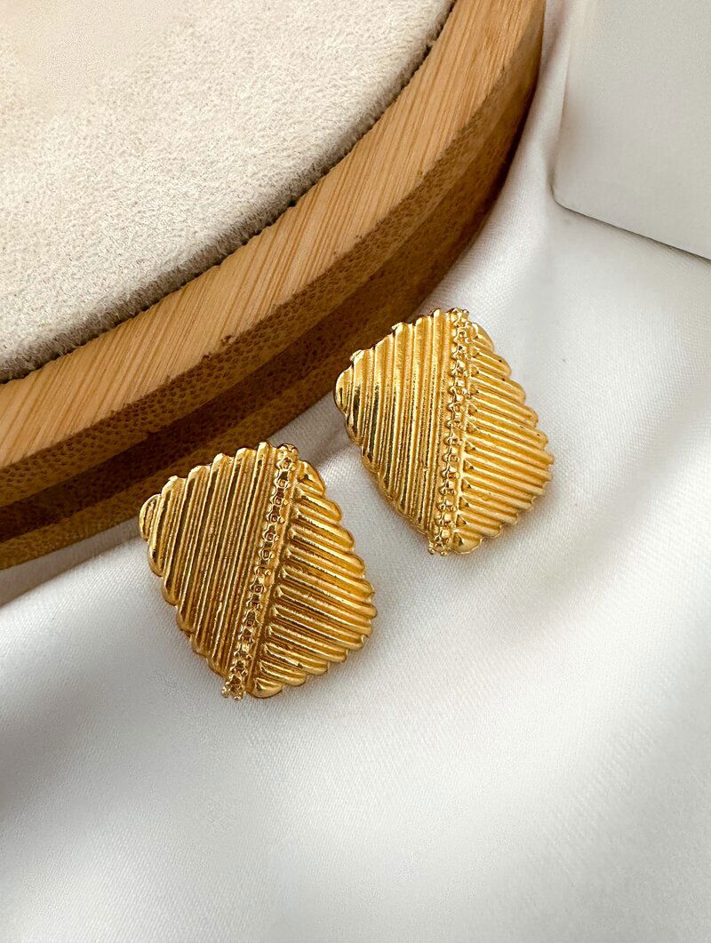 Brinco Folheado a Ouro 18k Quadrado Texturizado