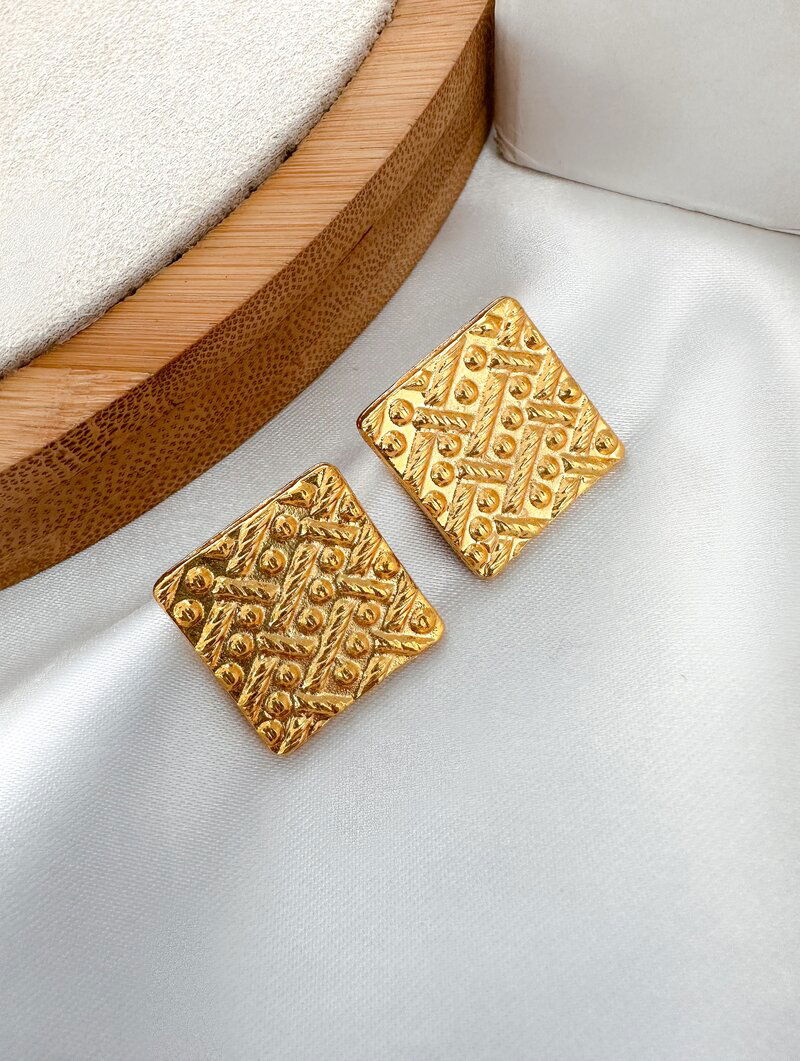 Brinco Folheado a Ouro 18k Quadrado Trabalhado