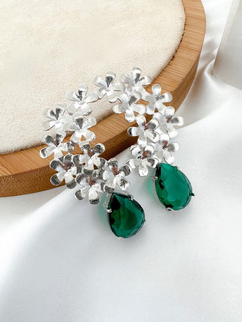 BRINCO FOLHEADO A OURO 18K RAMO DE FLORES COM GOTA DE ZIRCÔNIA