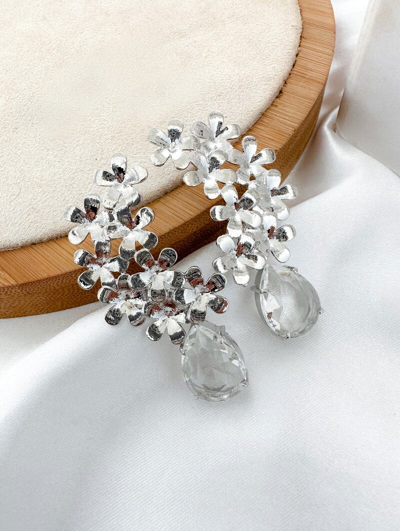 BRINCO FOLHEADO A OURO 18K RAMO DE FLORES COM GOTA DE ZIRCÔNIA