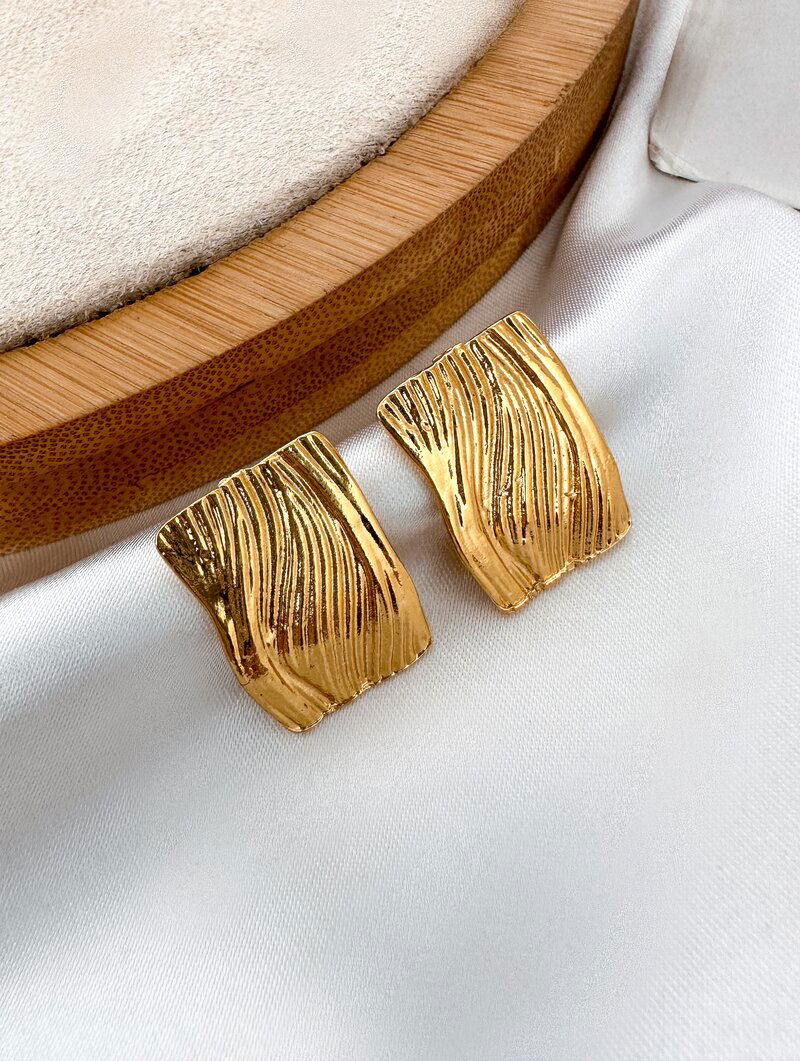 Brinco Folheado a Ouro 18k Retangulo Trabalhado