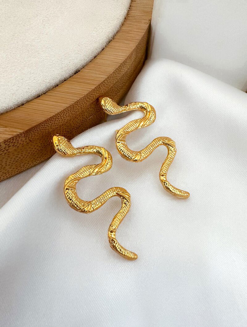 Brinco Folheado a Ouro 18K Serpente Martelado.