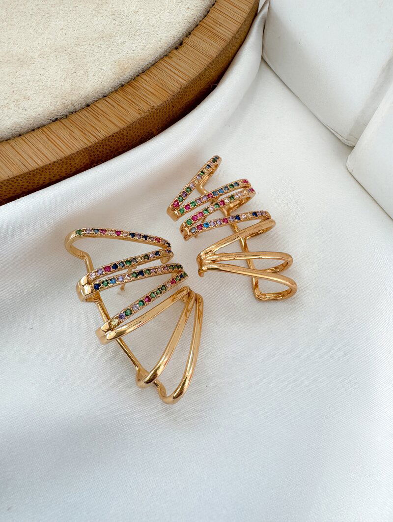 Brinco Folheado a Ouro 18k Sete Fios com Detalhes Cravejados