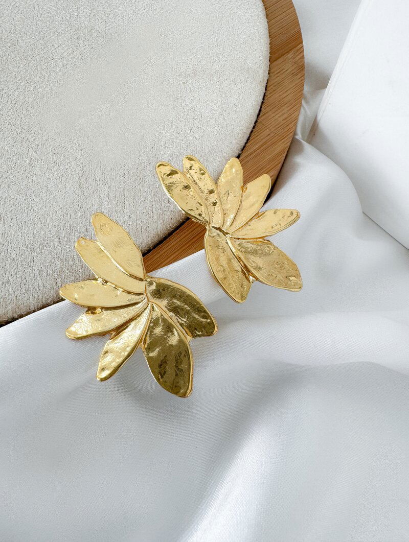 Brinco Folheado a Ouro 18k Sete Folhas Marteladas