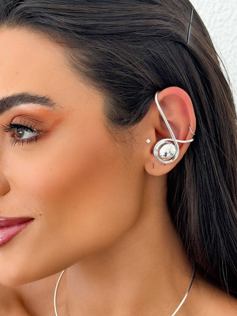 Brinco folheado a ouro 18k torcido com esferas