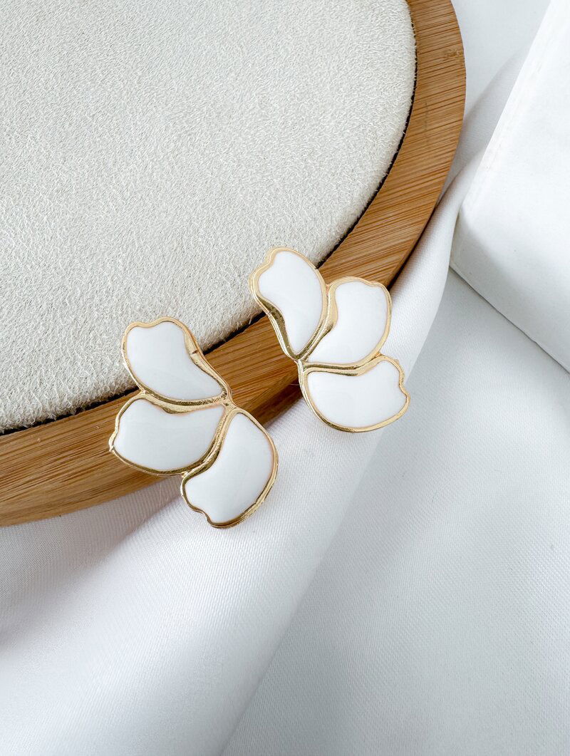 Brinco Folheado a Ouro 18k Três Pétalas Resinadas