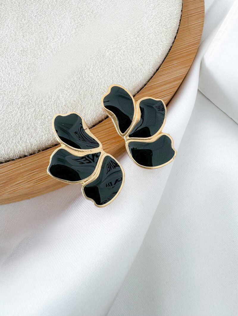 Brinco Folheado a Ouro 18k Três Pétalas Resinadas