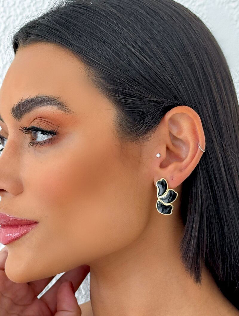 Brinco Folheado a Ouro 18k Três Pétalas Resinadas