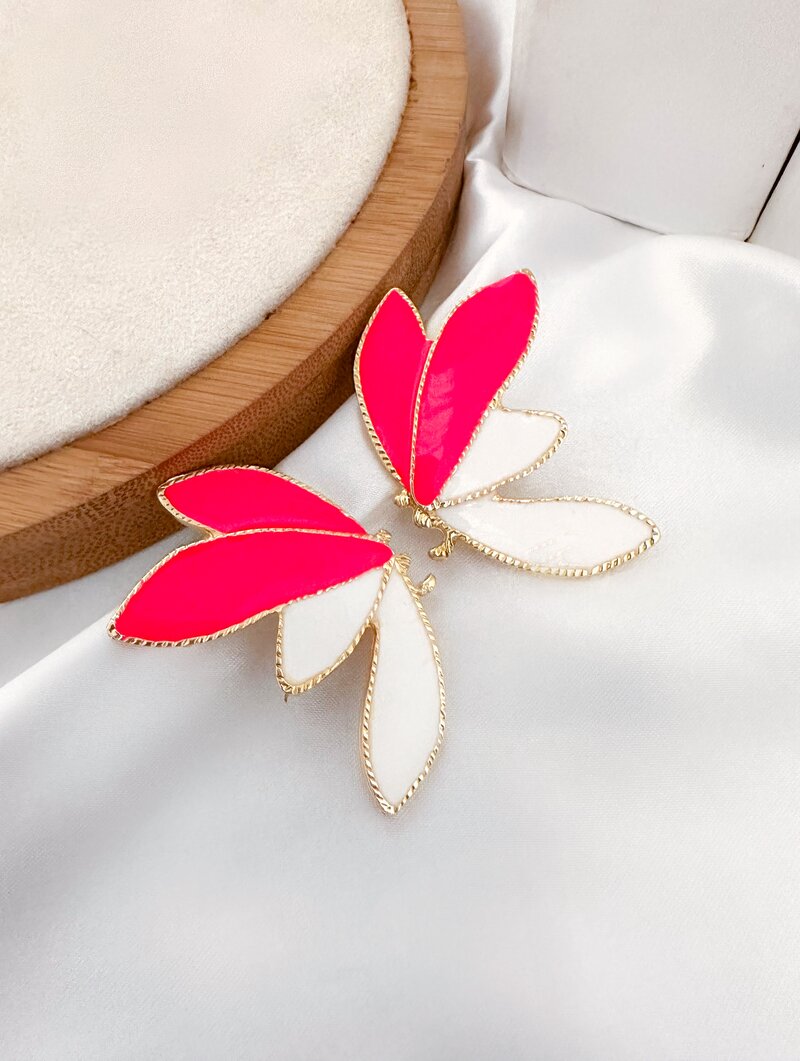 BRINCO FOLHEADO A OURO MAXI BORBOLETA RESINADA