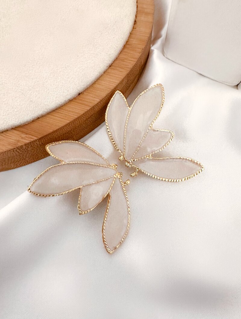 BRINCO FOLHEADO A OURO MAXI BORBOLETA RESINADA