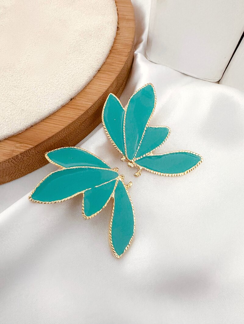 BRINCO FOLHEADO A OURO MAXI BORBOLETA RESINADA