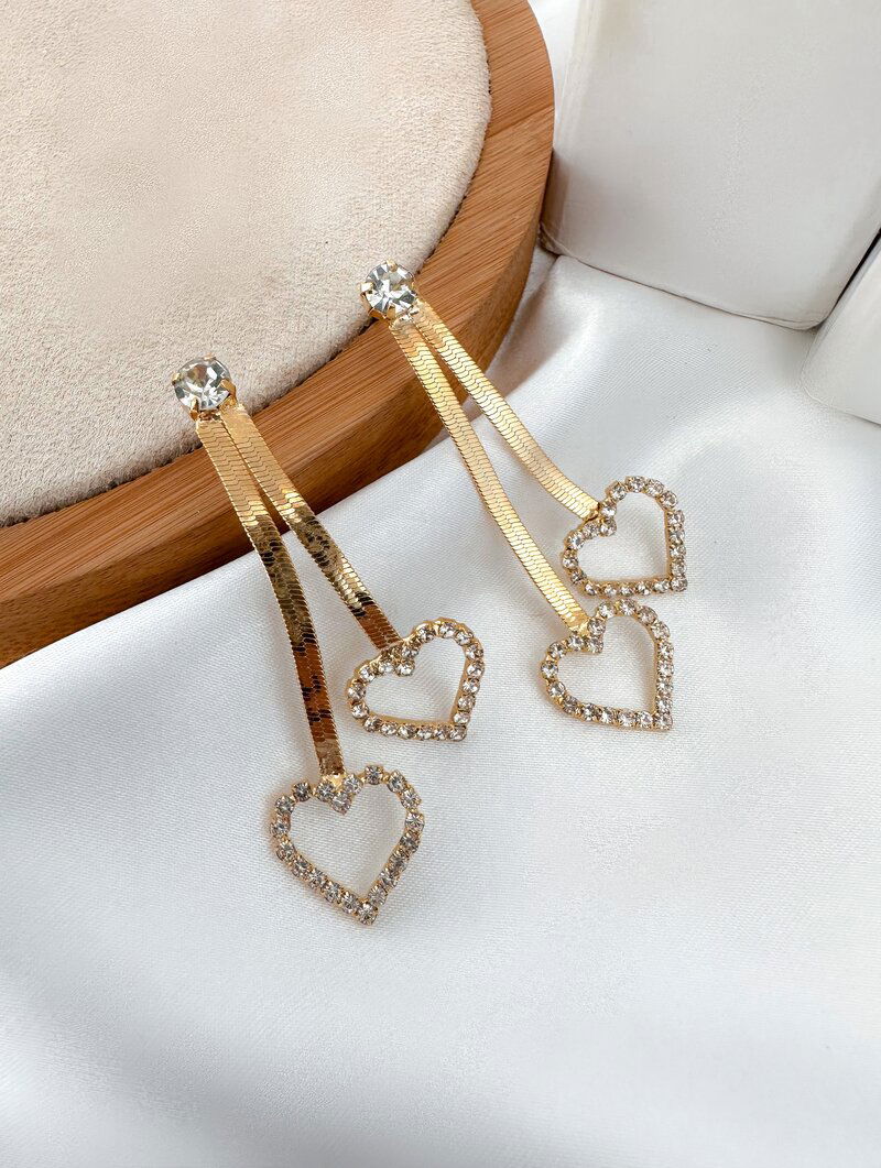 Brinco Folheado a Ouro Ponto de Luz com Corações Cravejados