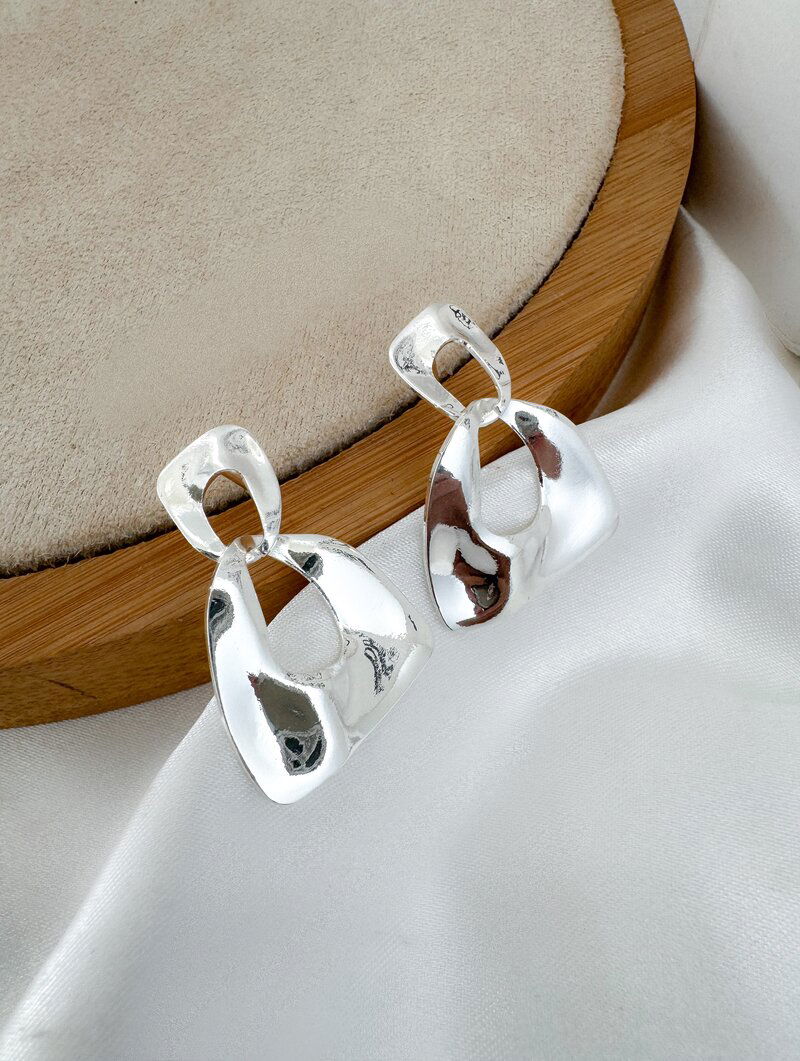 Brinco Folheado a Prata 925 Argola Geométrica Martelada com Ponteira