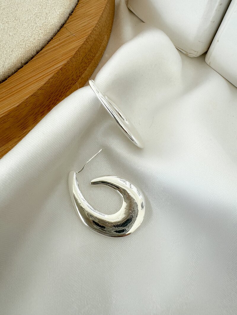 Brinco Folheado a Prata 925 Argola Gota Vazada