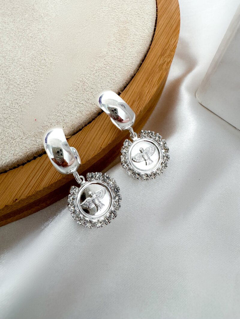 Brinco Folheado a Ouro 18k e a Prata 925 Argolinha com Medalhinha Espírito Santo