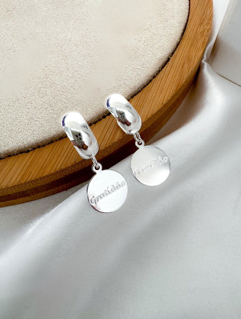 Brinco Folheado a Prata 925 Argolinha com Medalhinha Gratidão