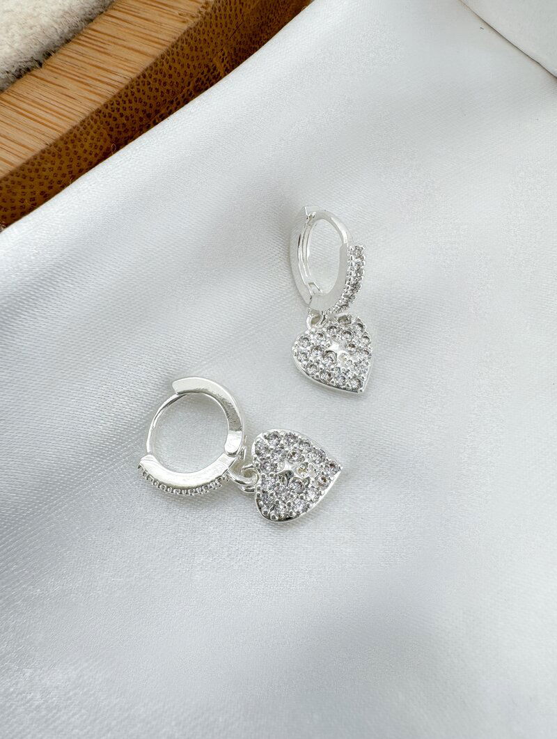 Brinco Folheado a Prata 925 Argolinha Cravejada com Coração