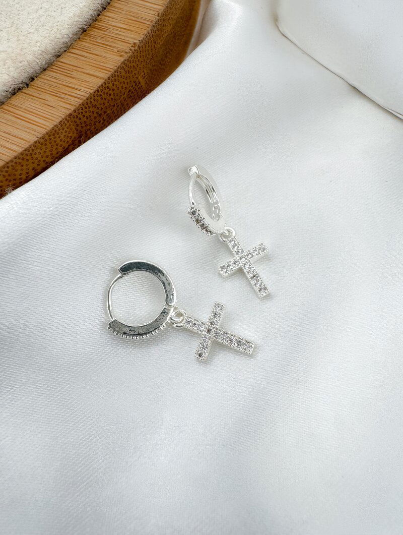 Brinco Folheado a Prata 925 Argolinha Cravejada com Crucifixo