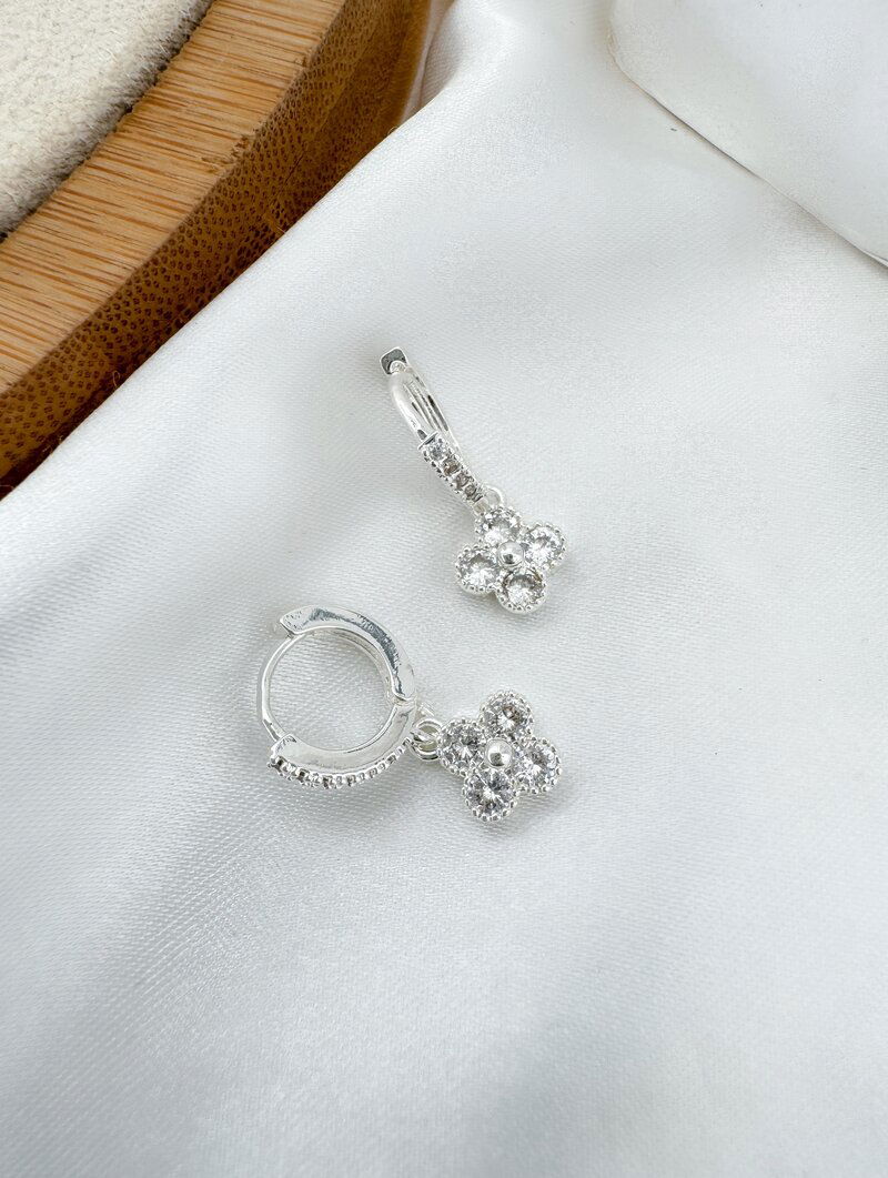 Brinco Folheado a Prata 925 Argolinha Cravejada com Pingente Inspiração