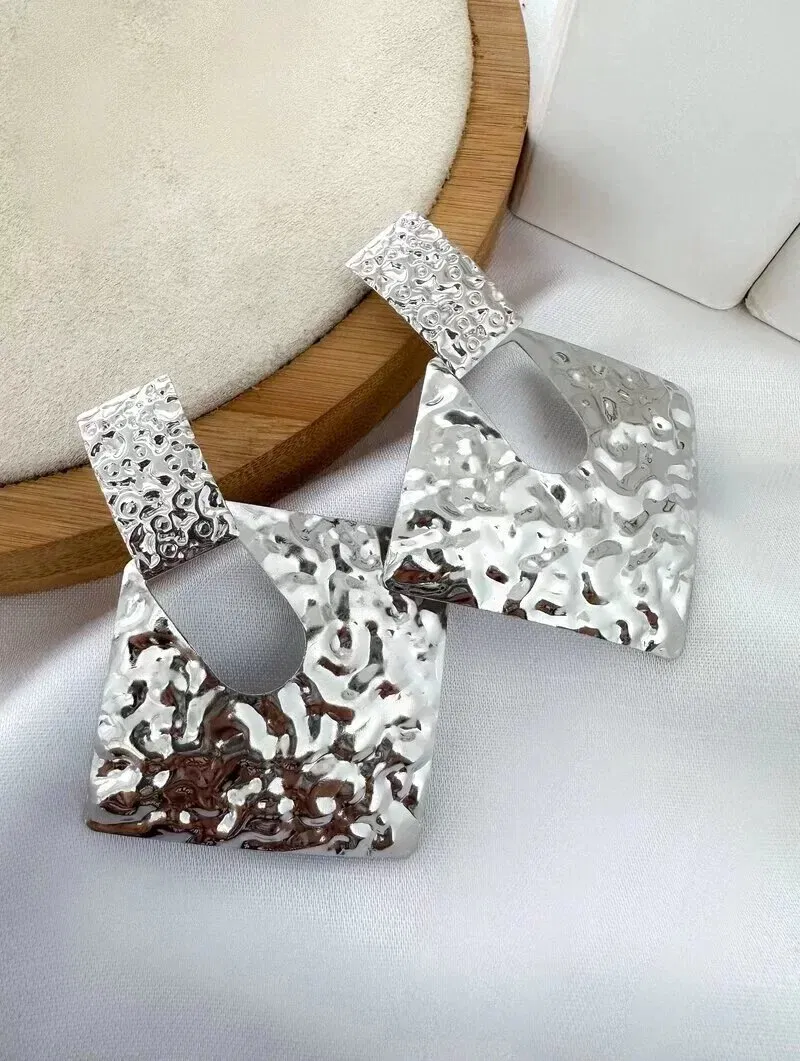 Brinco Folheado a Prata Argola Geométrica com Ponteira