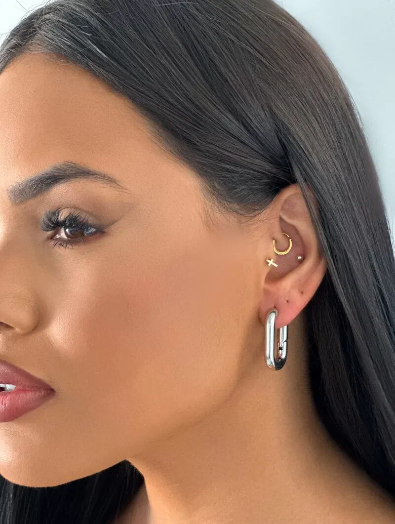 Brinco Folheado a Prata Argola Oval com Fecho