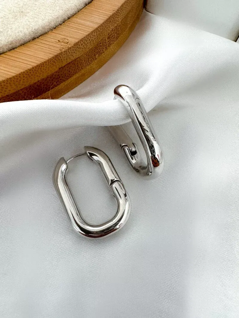 Brinco Folheado a Prata Argola Oval com Fecho