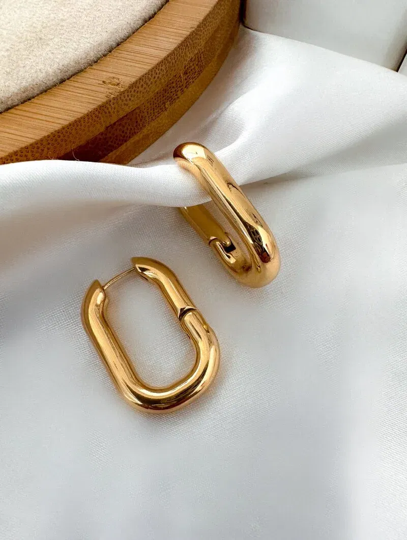 Brinco Folheado a Prata Argola Oval com Fecho